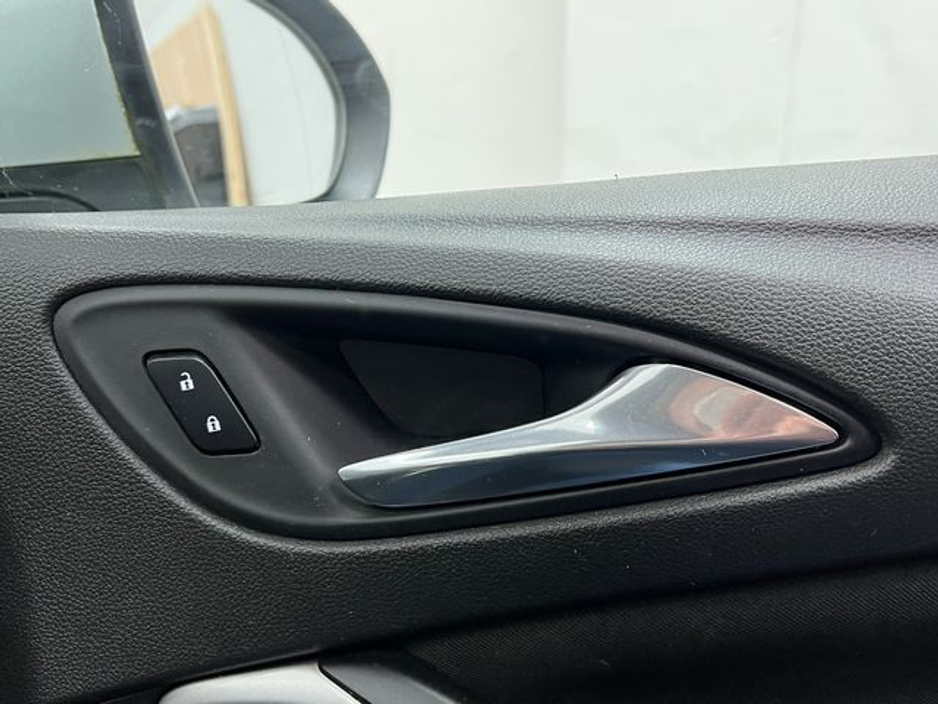 2017 Vauxhall Astra - image 33