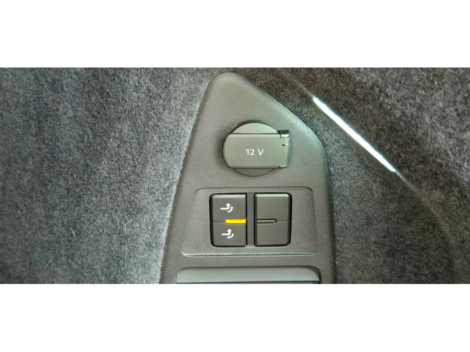 2023 Volkswagen Touareg - image 9