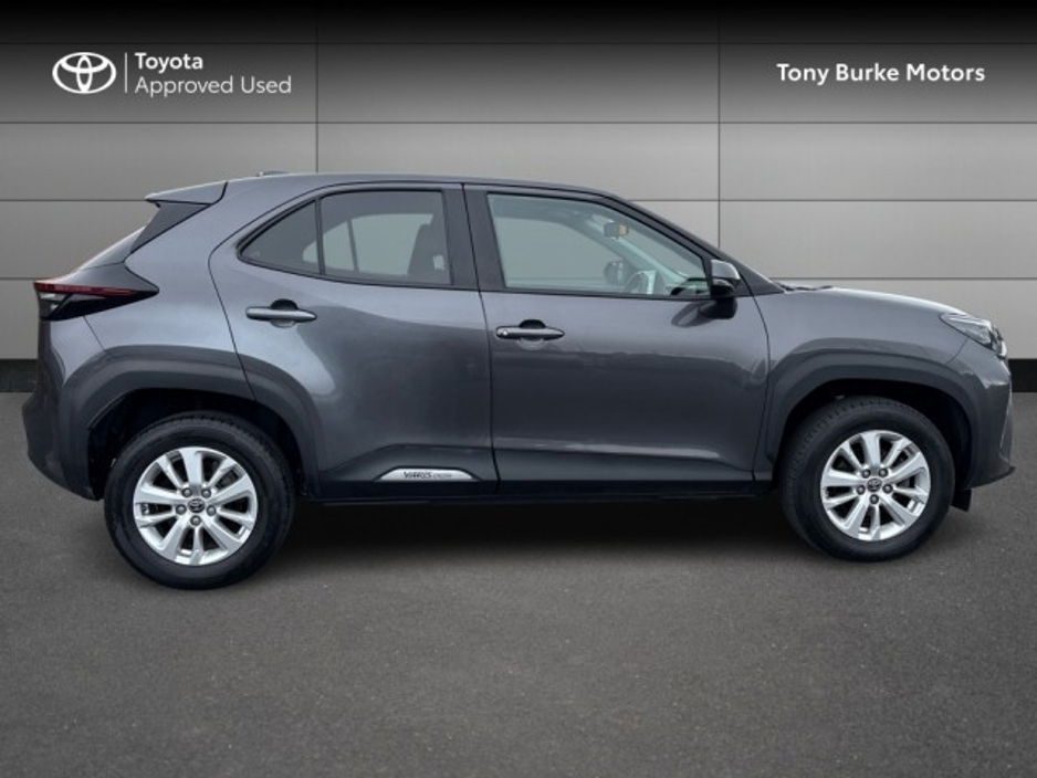 2023 Toyota Yaris Cross - image 3