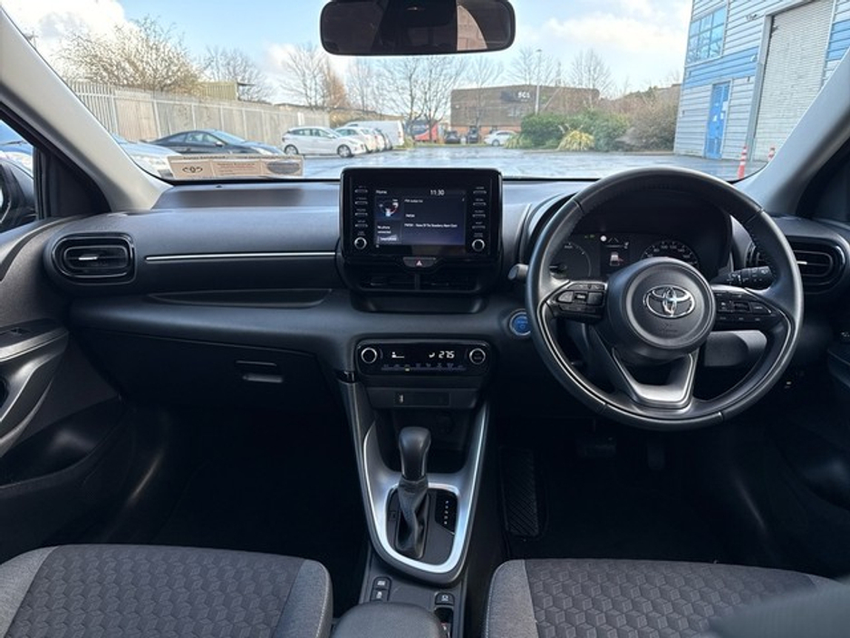 2023 Toyota Yaris HYBRID LUNA // REAR CAMERA // TOYOTA SAFETY SENSE // BLUETOOTH // AIR CON // FULL WARRANTY €23,945