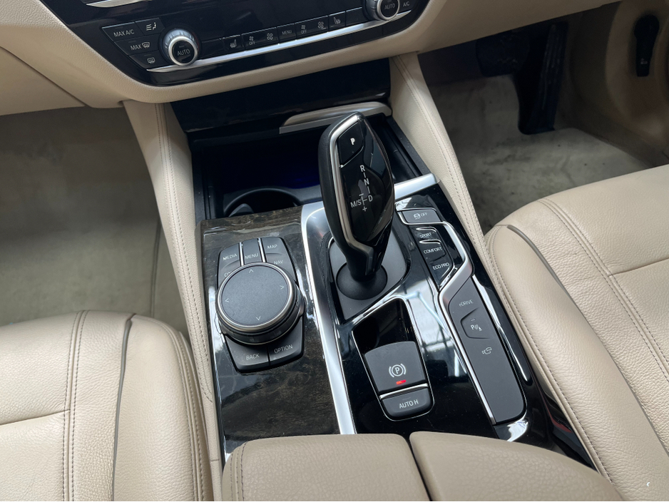 2017 BMW 5 Series - image 22