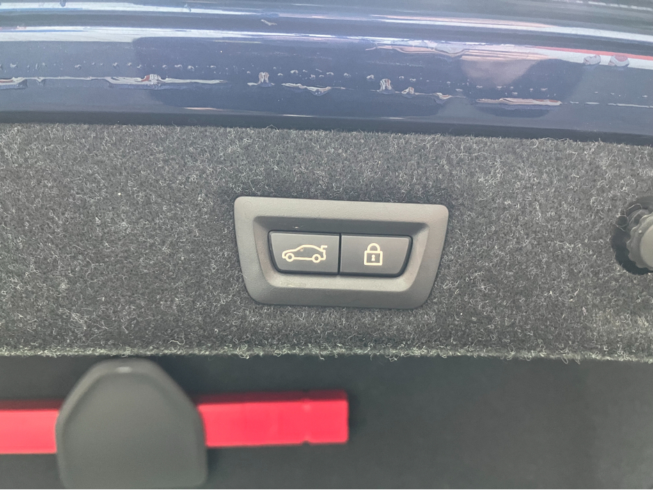 2017 BMW 5 Series - image 9