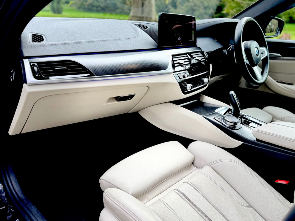 2021 BMW 5 Series - image 19