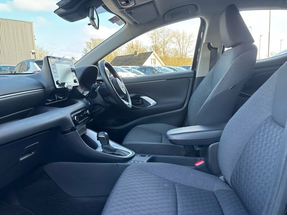 2024 Toyota Yaris - image 6