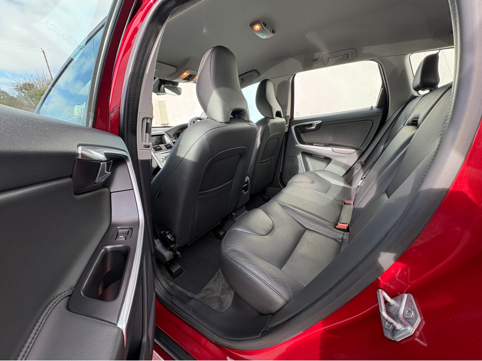 2017 Volvo XC60 - image 11