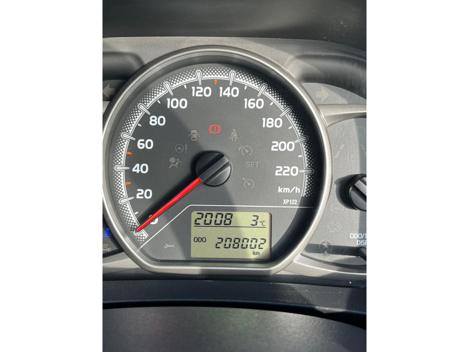 2016 Toyota Yaris - image 13