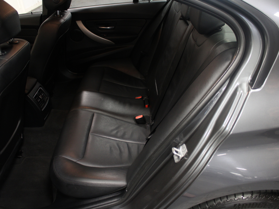 2018 BMW 3 Series - image 30