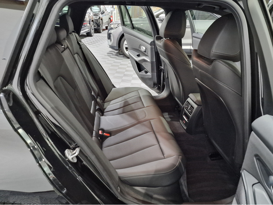 2025 BMW 3 Series 330E TOURING M SPORT (22.3KWH BATTERY) AUTOMATIC **ONE OWNER / APPLE CARPLAY / CRUISE CONTROL / ELECTRIC BOOTLID / FULL LEATHER / HEATED SEATS / REVERSE CAMERA / SAT NAV / BMW WARRANTY UNTIL 03/2028** €52,900