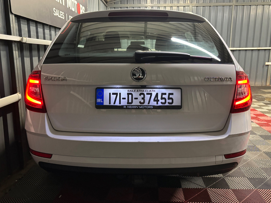 2017 Skoda Octavia - image 2