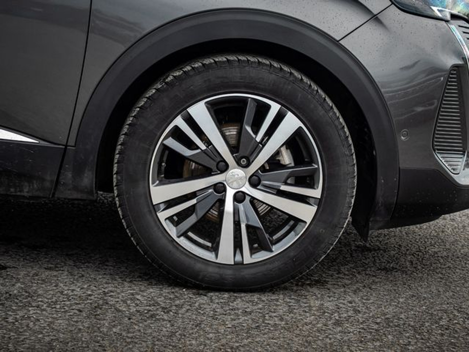 2023 Peugeot 3008 - image 2