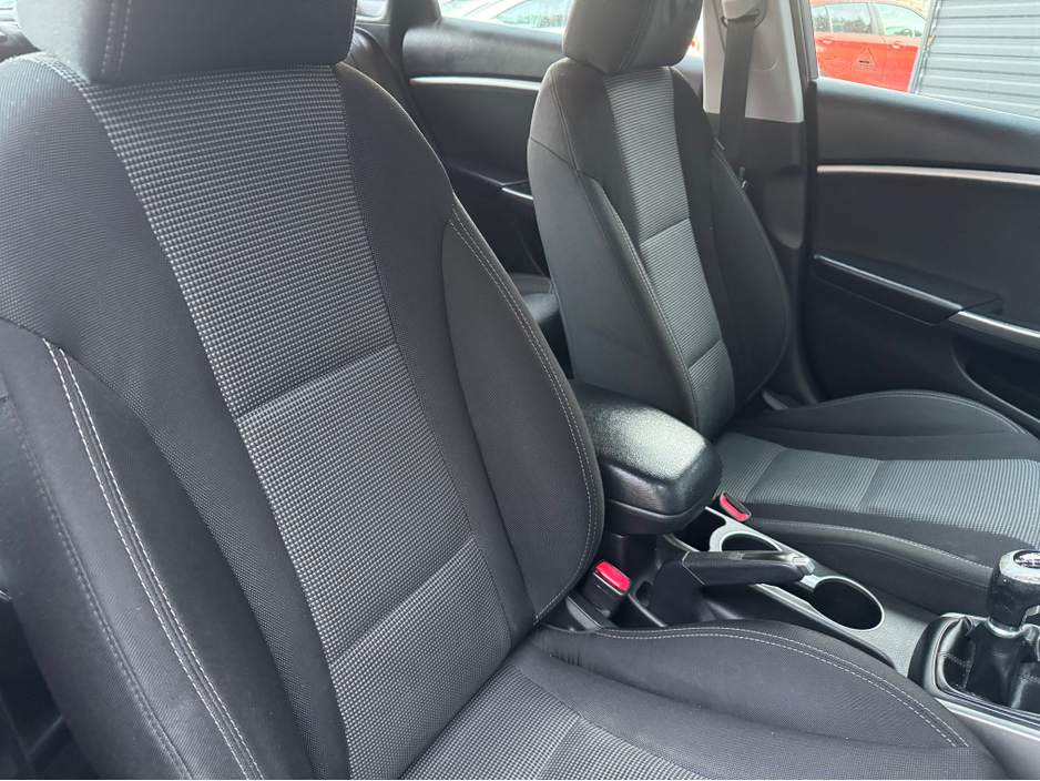 2012 Hyundai i30 - image 10