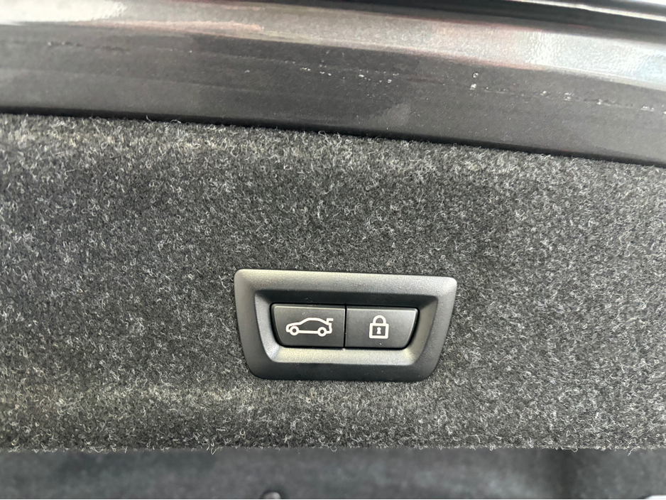 2021 BMW 3 Series - image 16