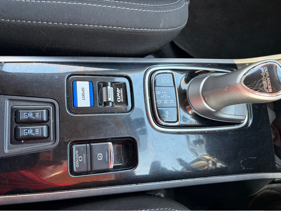 2020 Mitsubishi Outlander - image 14