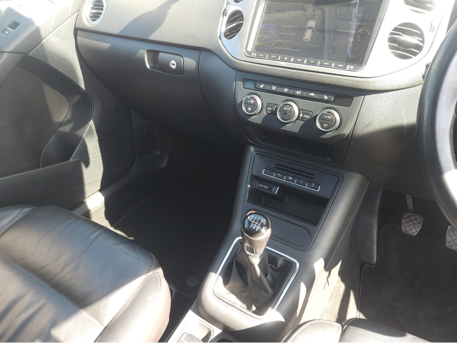 2016 Volkswagen Tiguan - image 10