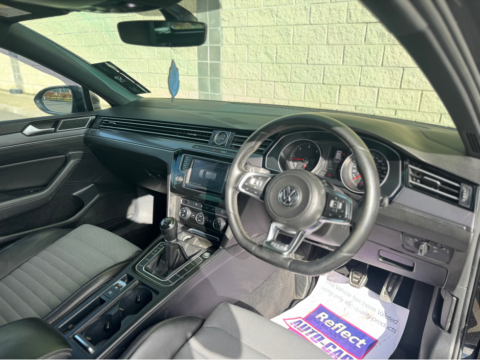 2015 Volkswagen Passat - image 12