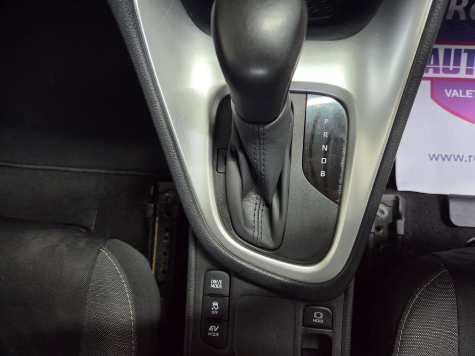 2022 Toyota Yaris - image 16