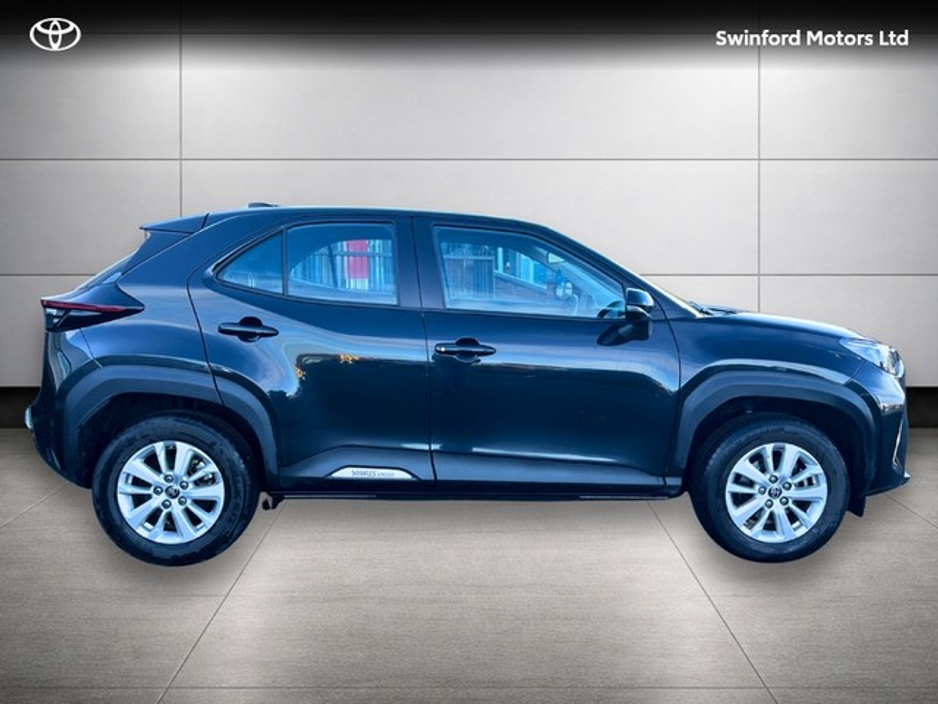 2023 Toyota Yaris Cross - image 3