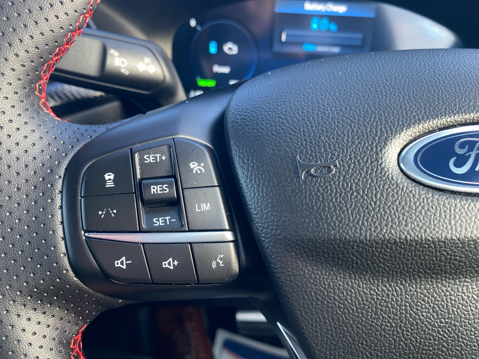 2025 Ford Kuga - image 9