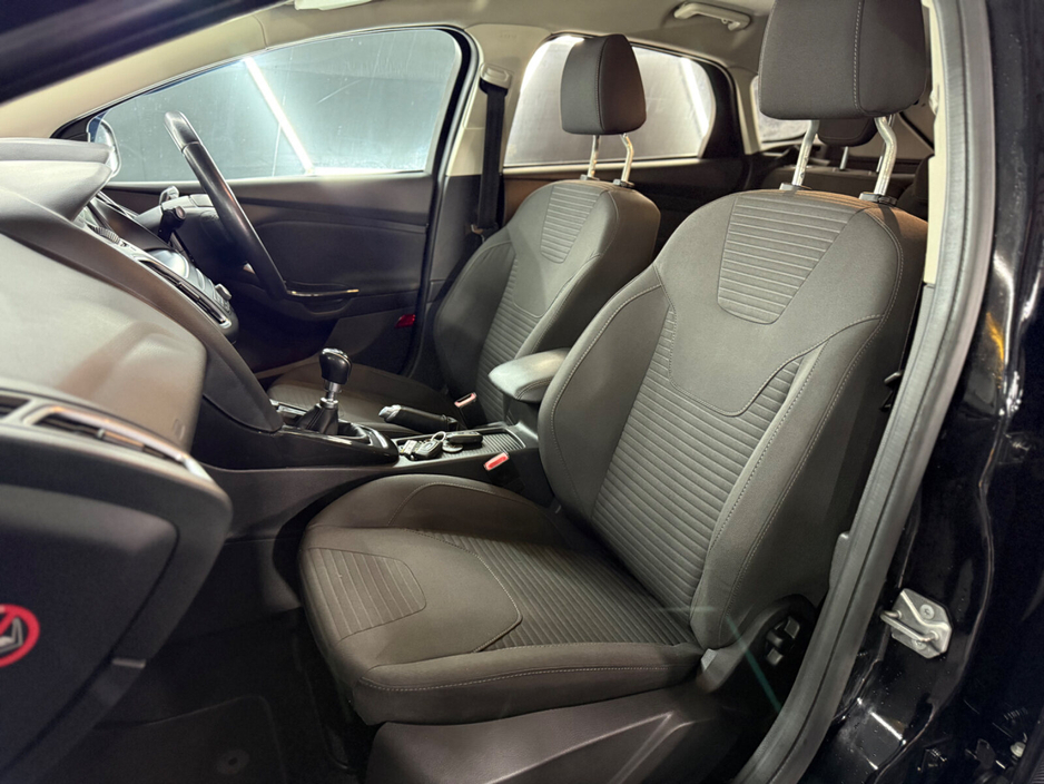 2017 Ford Focus - image 16
