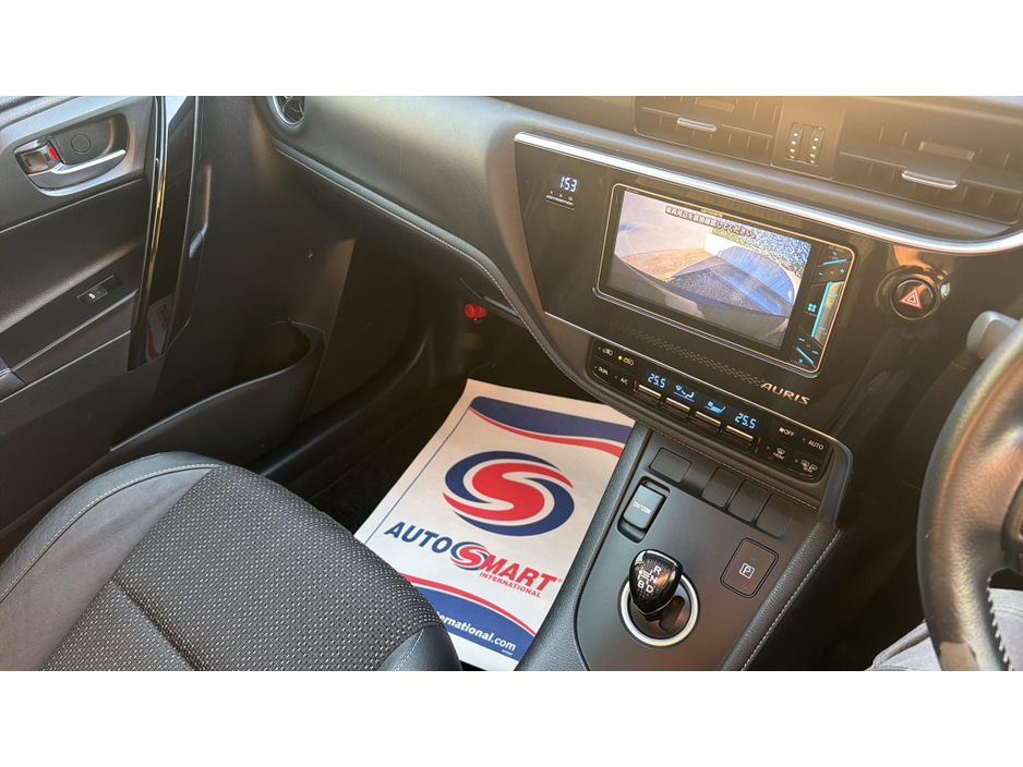 2016 Toyota Auris - image 9