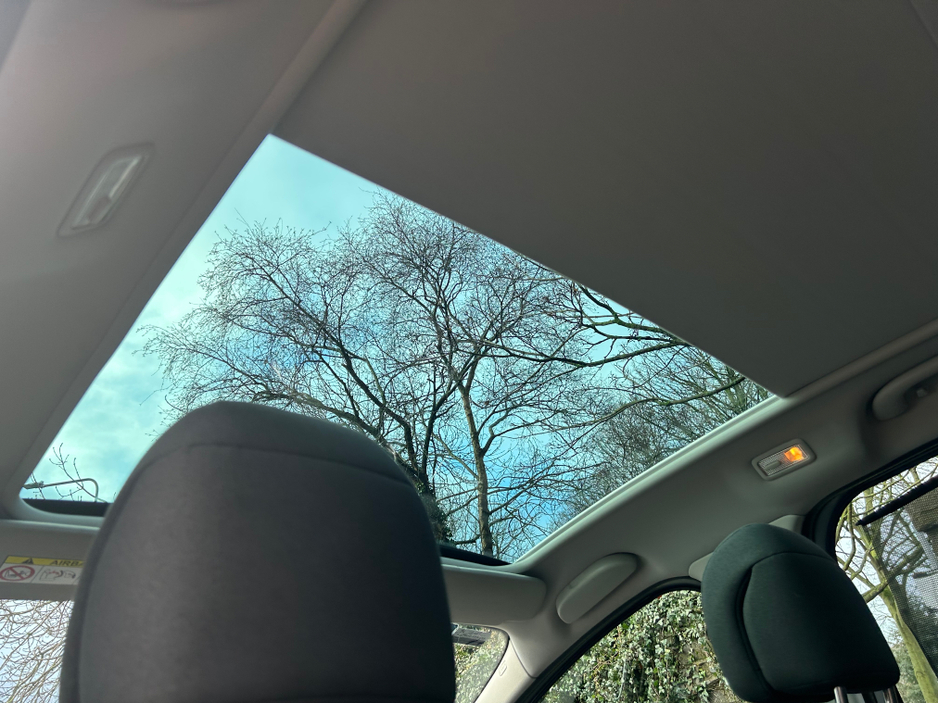 2017 Peugeot 5008 ACTIVE PETROL PANORAMIC GLASS ROOF €11,995