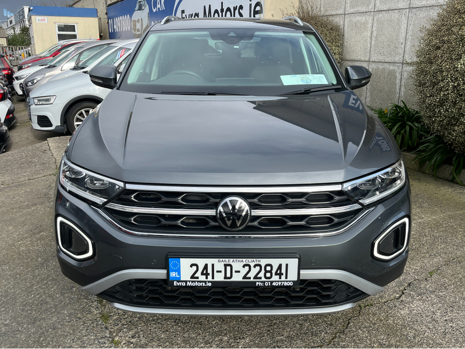 2024 Volkswagen T-Roc - image 2