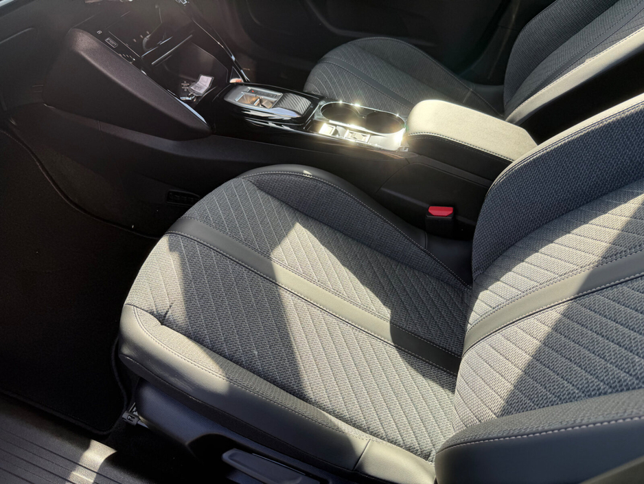 2025 Peugeot 2008 - image 7