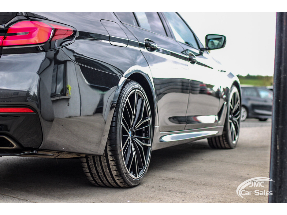 2021 BMW 5 Series - image 14