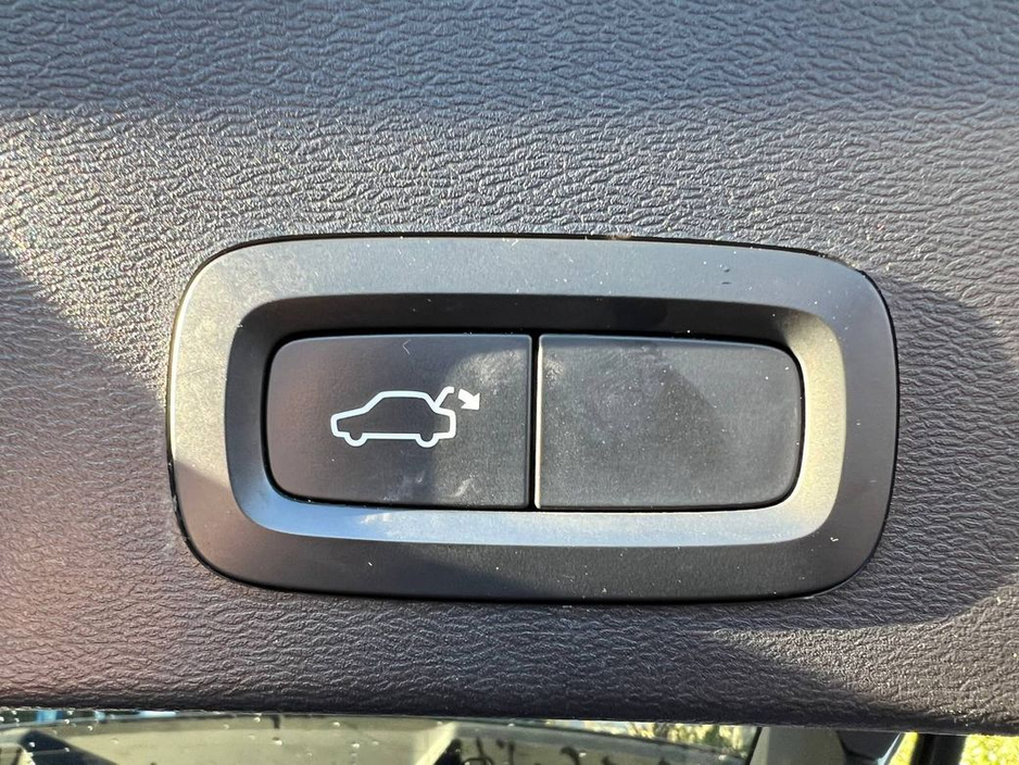 2021 Volvo XC40 R-DESIGN T4 1.5 RECHARGE PHEV // TILT & SLIDE PAN ROOF // 19" R-DESIGN ALLOYS // FULL SERVICE HISTORY €25,950