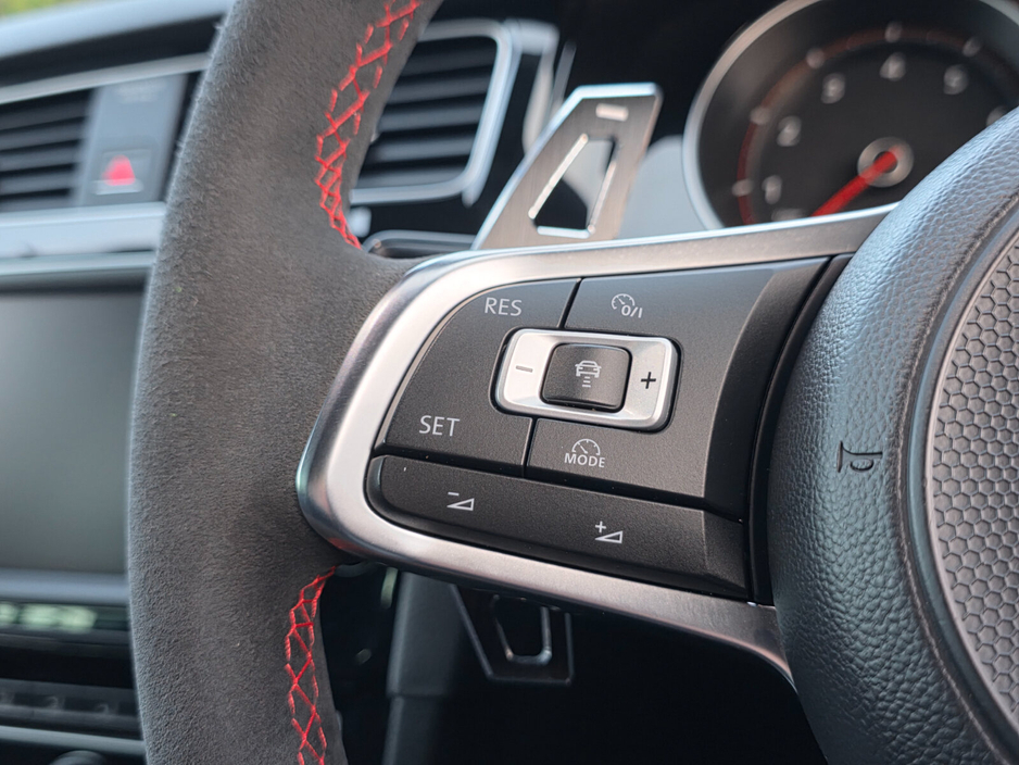 2016 Volkswagen Golf - image 24