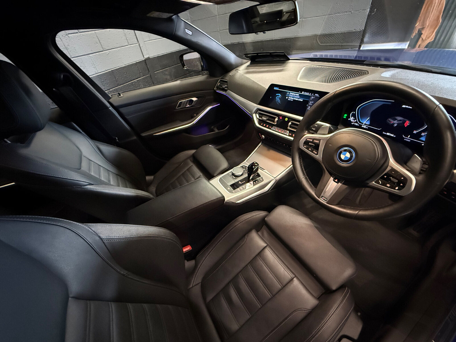 2022 BMW 3 Series - image 8