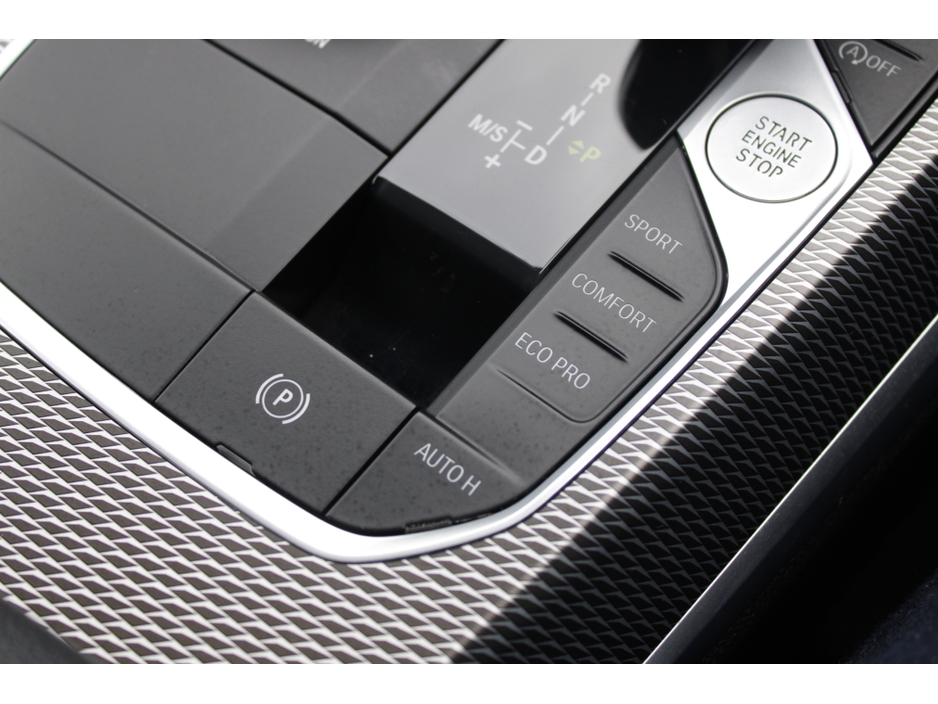 2020 BMW 3 Series - image 21