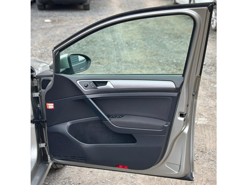 2013 Volkswagen Golf - image 13