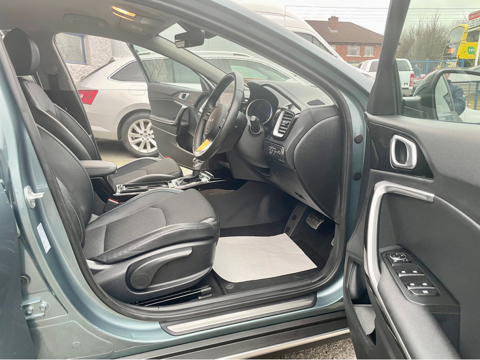 2023 Kia XCeed - image 7