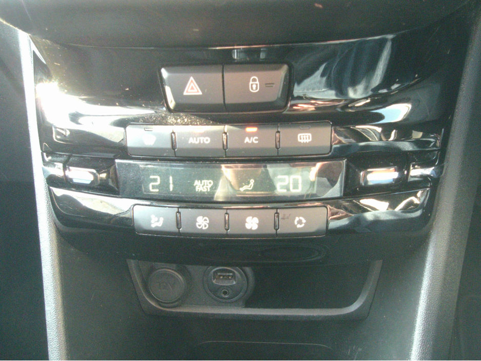 2016 Peugeot 2008 - image 12