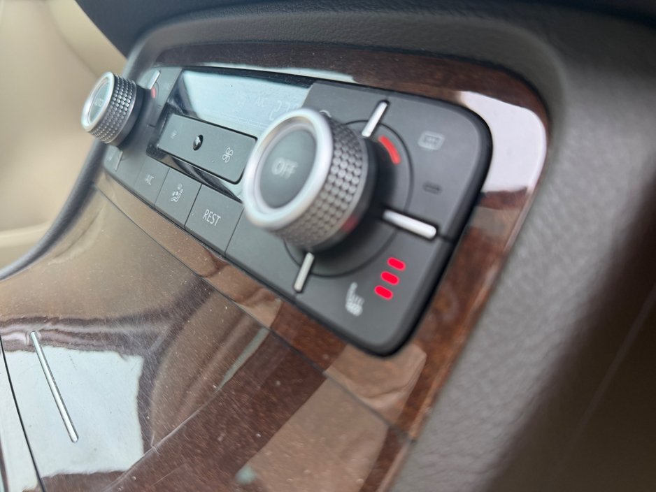 2018 Volkswagen Touareg - image 18