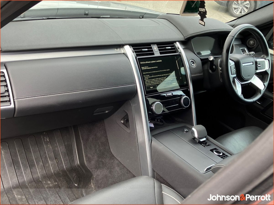 2024 Land Rover Discovery - image 4
