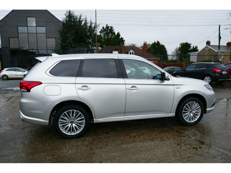 2020 Mitsubishi Outlander 2.4 DYNAMICS PHEV 221 €23,500
