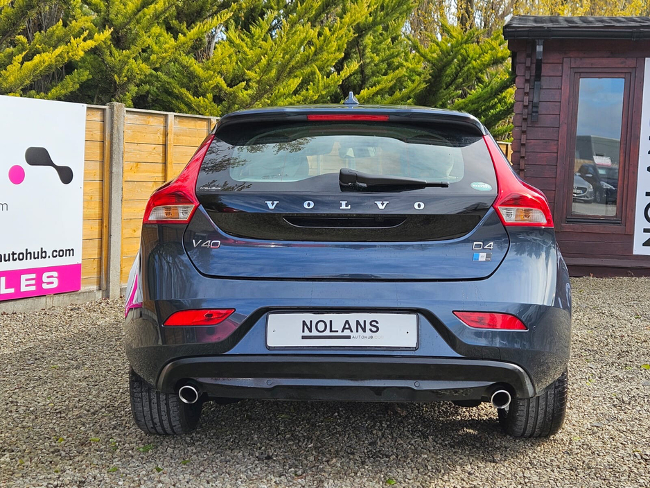 2019 Volvo V40 - image 9