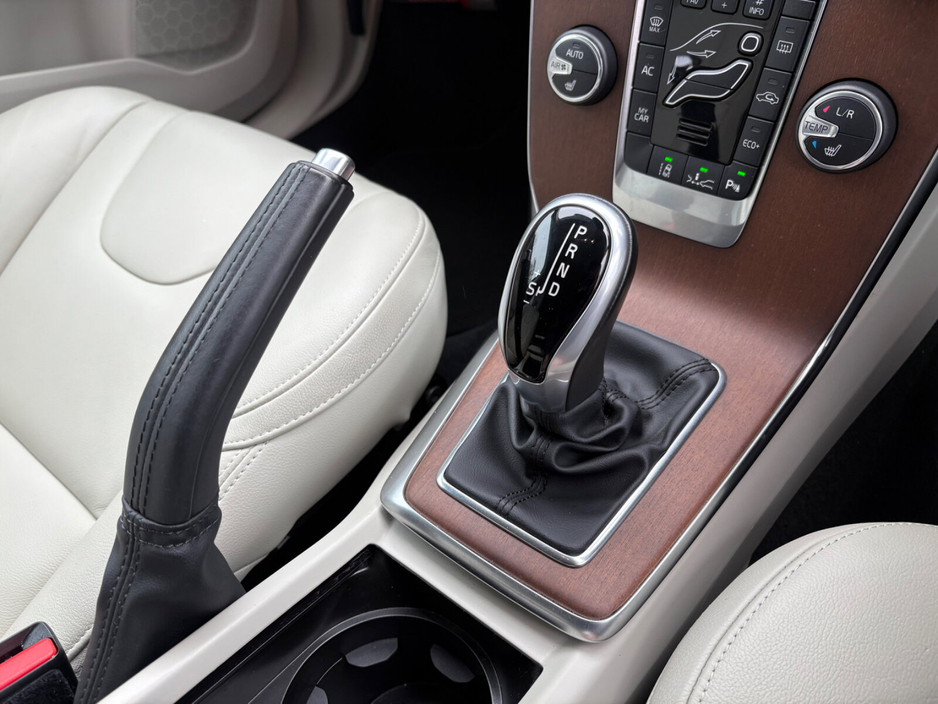 2017 Volvo V40 - image 20