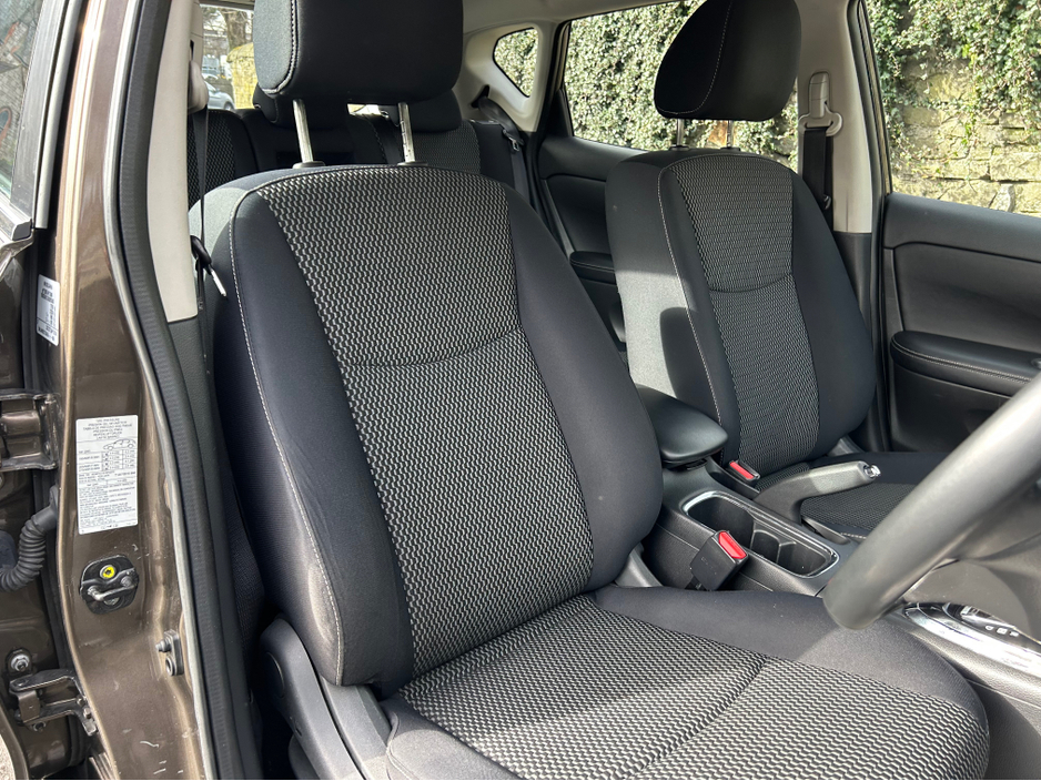 2015 Nissan Pulsar - image 17