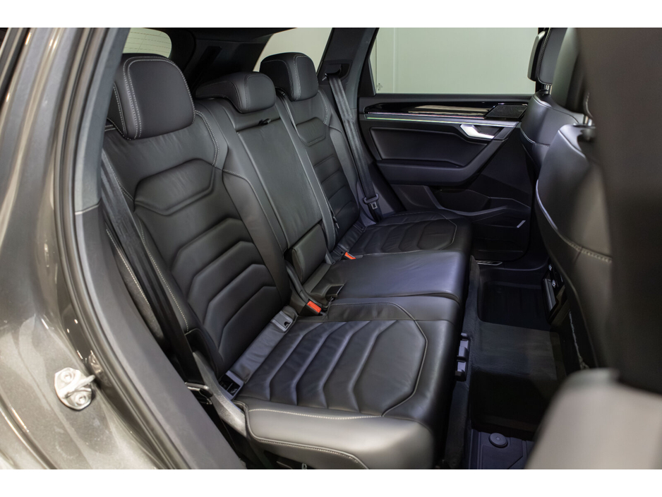 2025 Volkswagen Touareg - image 11