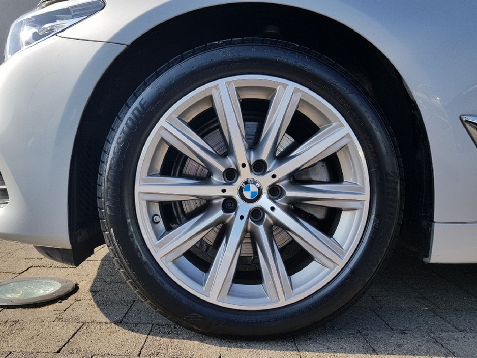 2019 BMW 5 Series - image 7