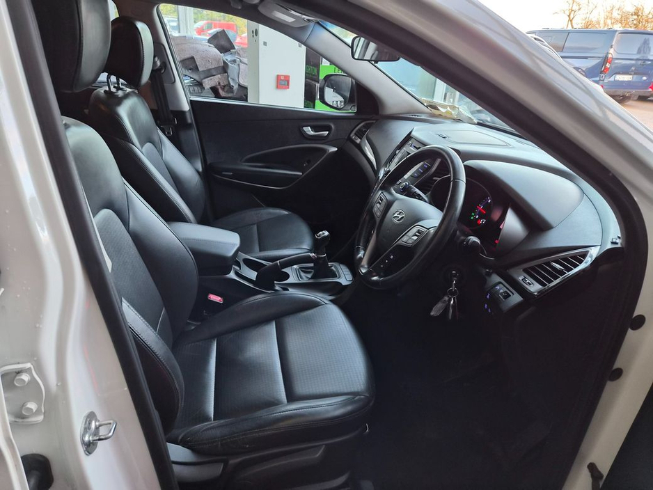 2015 Hyundai Santa Fe - image 2