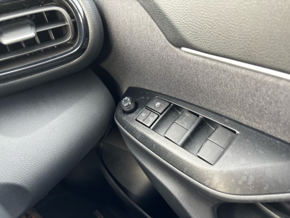 2024 Toyota Yaris Cross - image 14