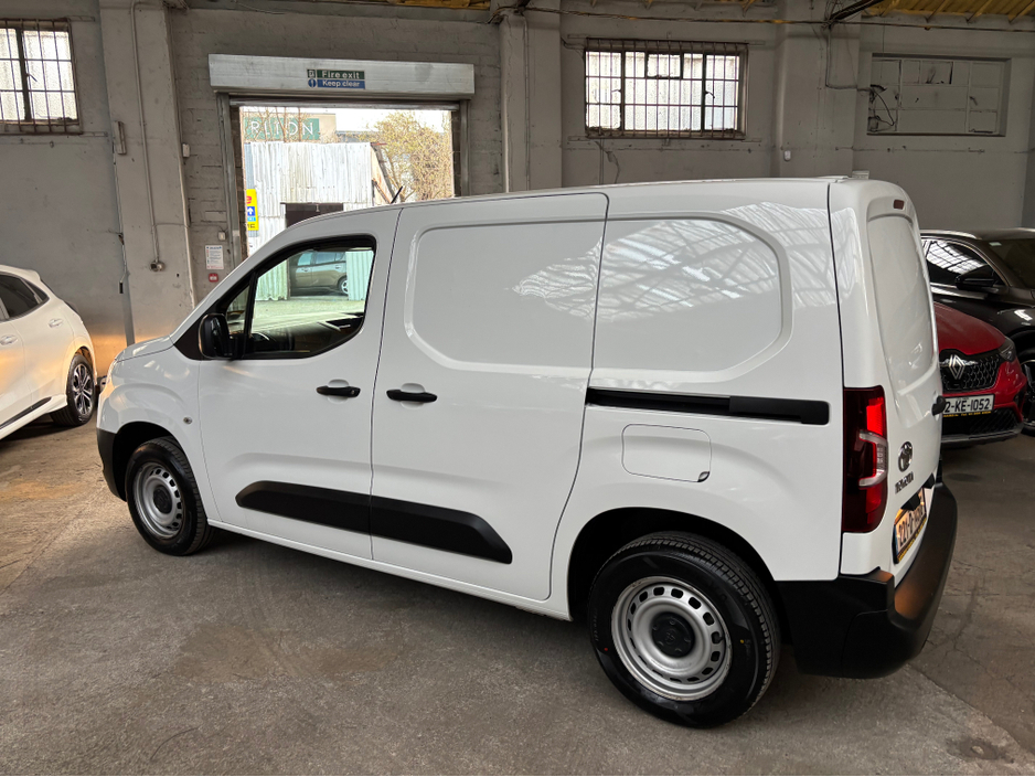 2022 Toyota Proace City - image 12