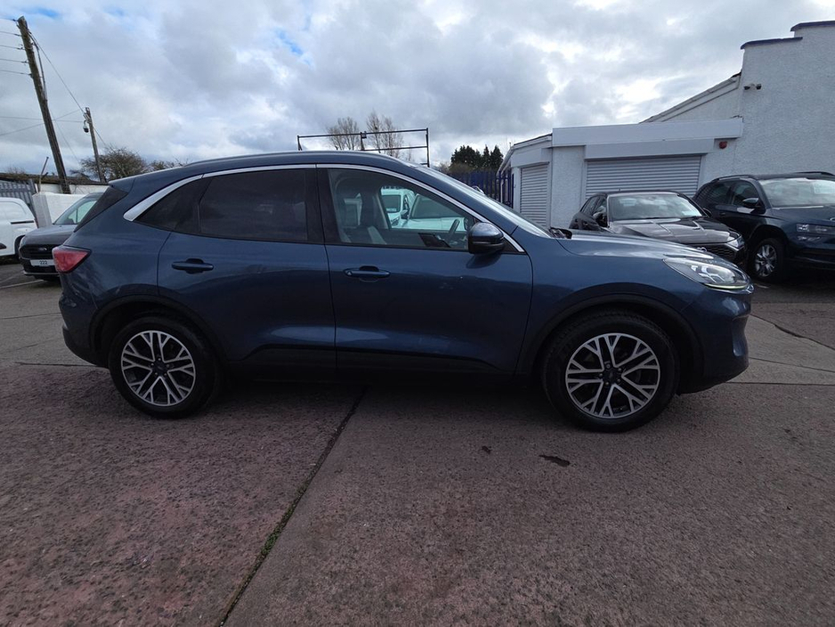 2021 Ford Kuga - image 3