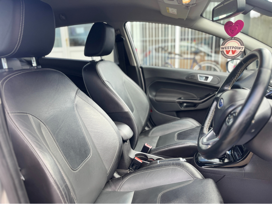 2015 Ford Fiesta - image 9