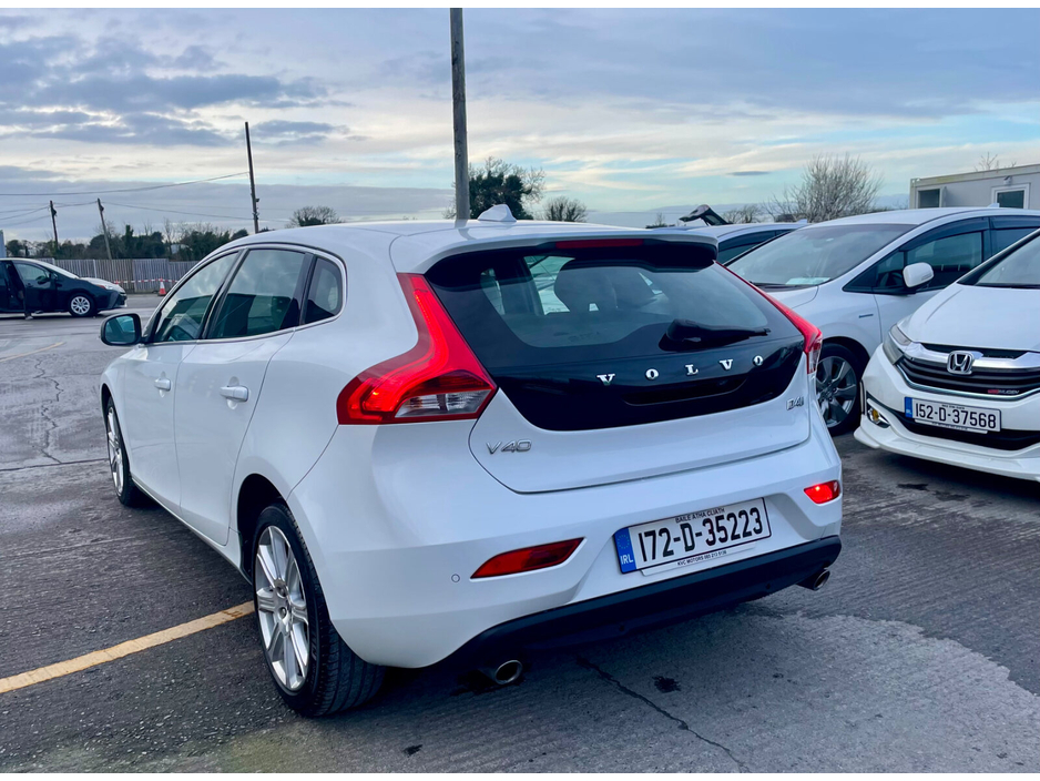 2017 Volvo V40 - image 11