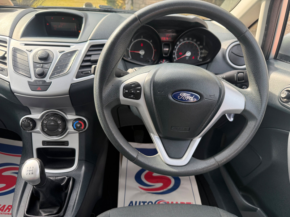 2012 Ford Fiesta - image 19